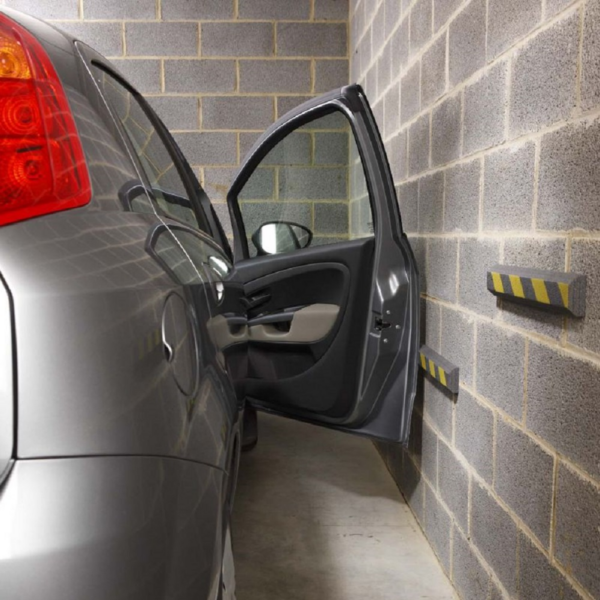 Протектор за стена с размери 50смх7смх3см с вградени светлоотразителни ленти и самозалепваща се основа ще предпази автомобилът ви от ожулванния на ъглите на вратите.