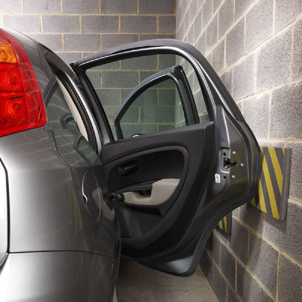 Протектор за стена с размери 120смх25смх2.5см с вградени светлоотразителни ленти и самозалепваща се основа ще предпази автомобилът ви от ожулванния по ъглите на вратите. Комплектът съдържа 1брой.